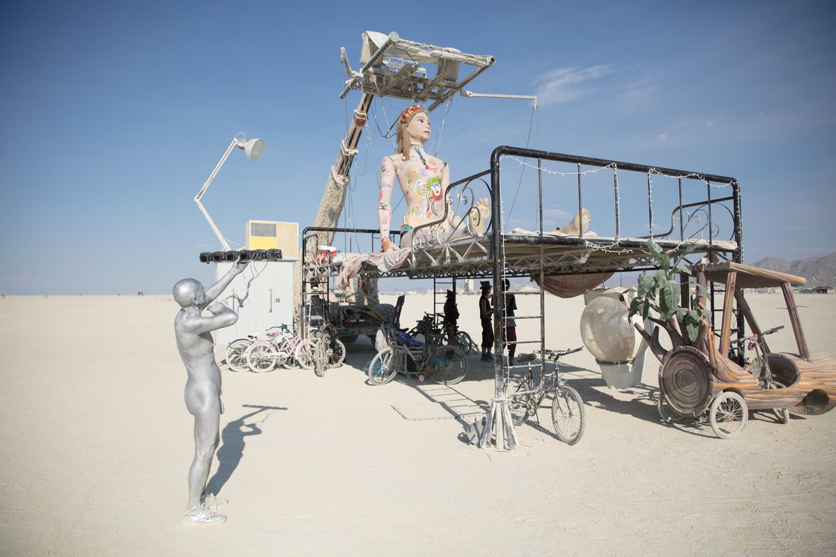 Silver Guy Photographing Step Forward by: Miguel Angel Martin Bordera from: Alicante, Comunidad Valenciana, Spain