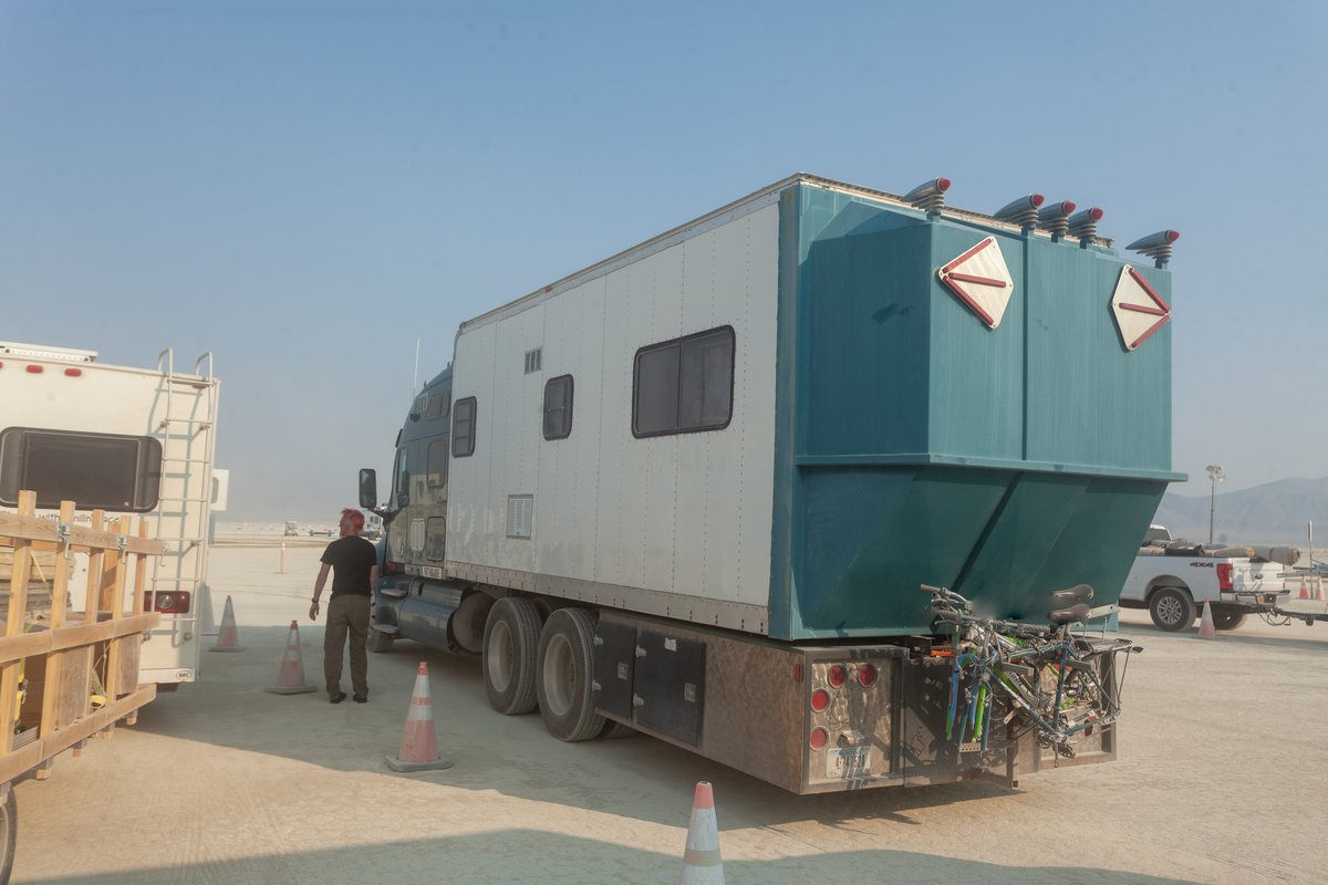 What is the thing sticking out the back? (those lights tho!)