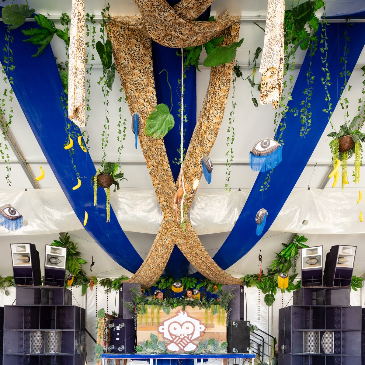 If you know the name of this camp or DJ setup please comment below or email me.