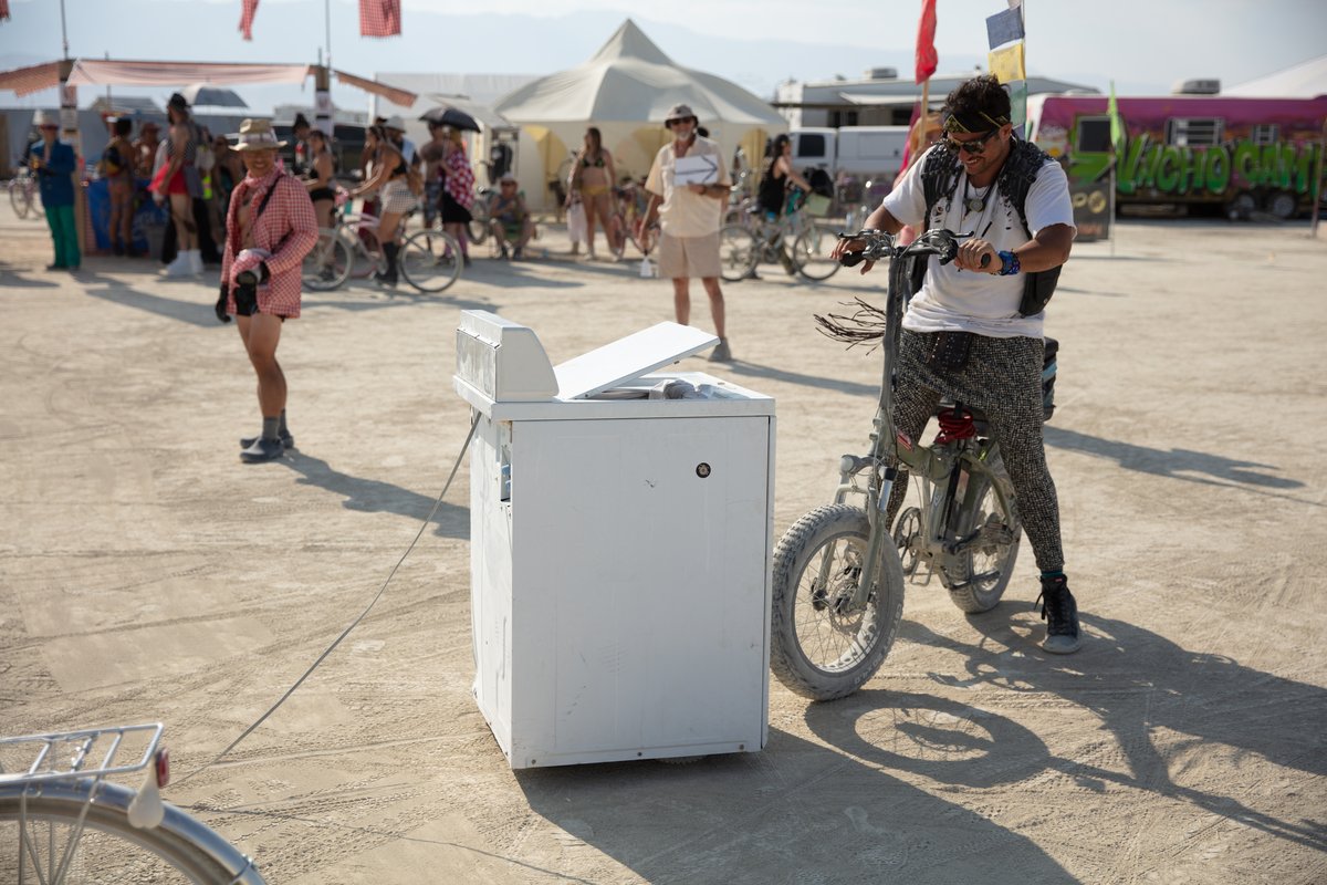 This remote controlled washing machine was hilarious. It would roam around and bump into people while the lid opened and closed. If it didn't like you it would whip it's tail around and smack you. Amazing!