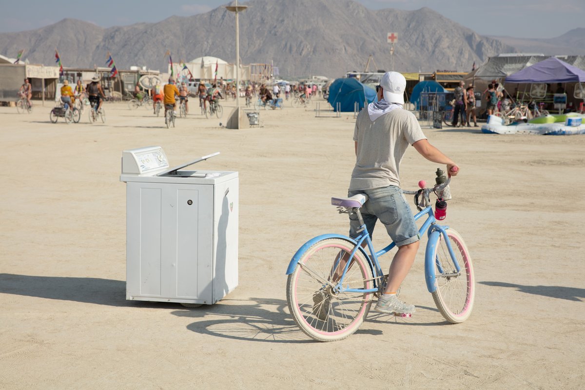 This remote controlled washing machine was hilarious. It would roam around and bump into people while the lid opened and closed. If it didn't like you it would whip it's tail around and smack you. Amazing!