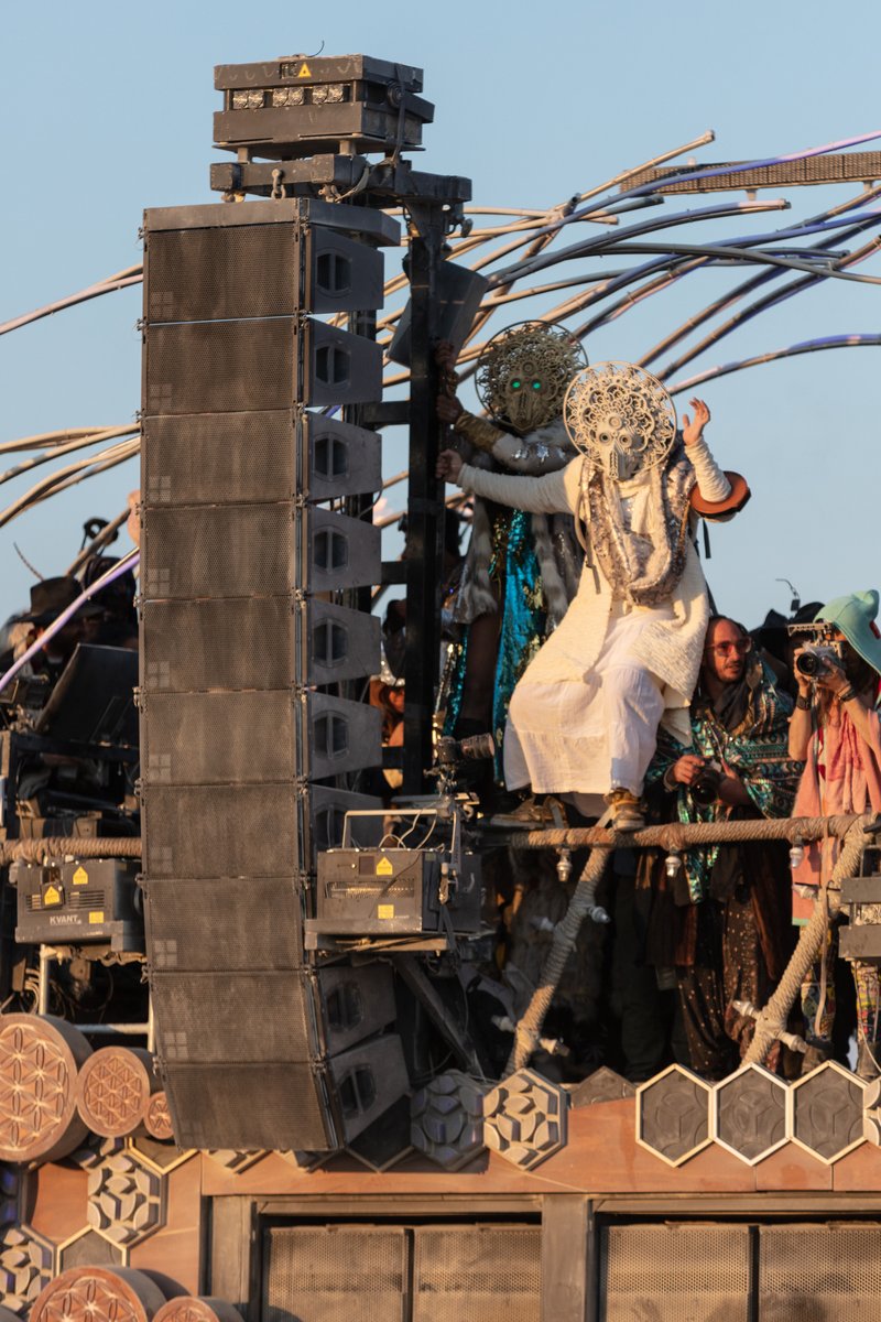 Shout out to the photographer on the right. Nice rig.