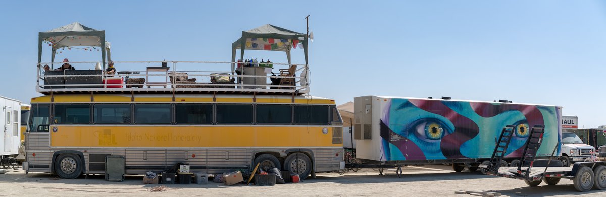 Nice patio up top and wonderful paint job on the trailer. Had to stich a few images together here it was so long.
