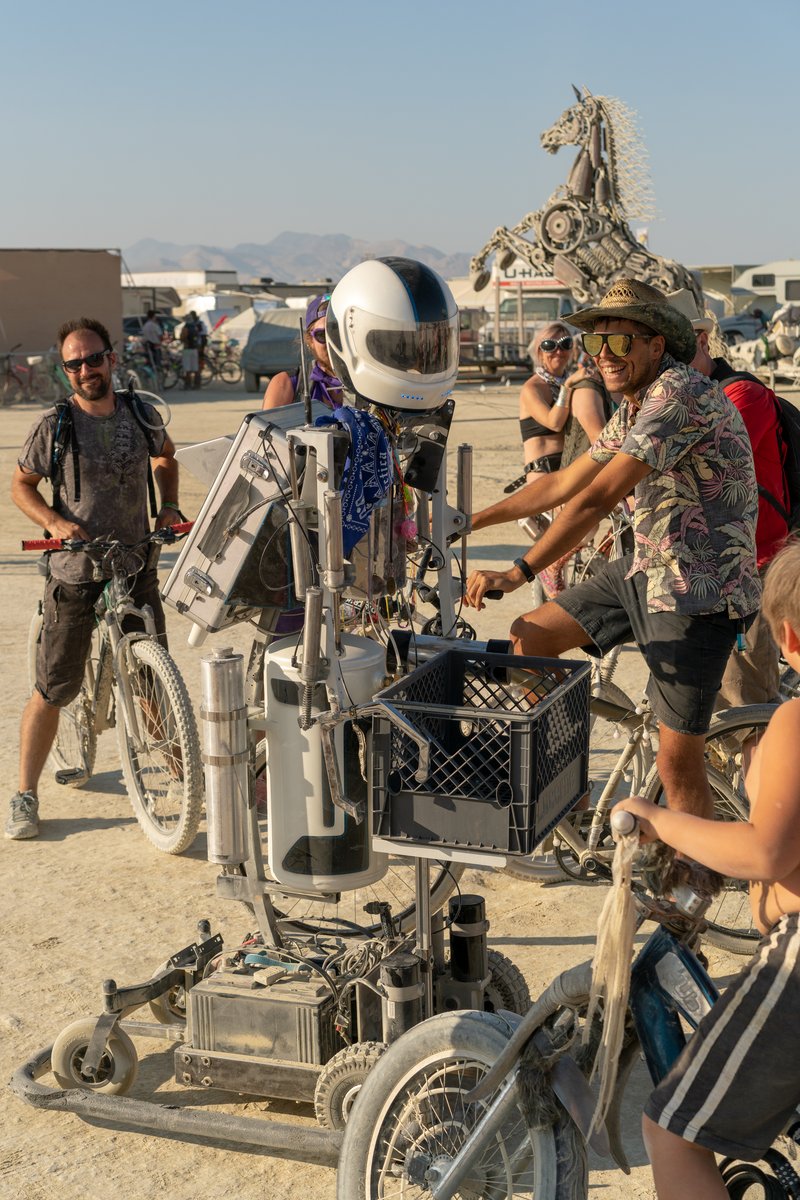 Hotshot The Robot was unquestionably one of my favorite things at Burning Man 2018. It's head moves around, it talks to you, and it moves around interacting with Burners and other robots! URL: http://hotshottherobot.com/