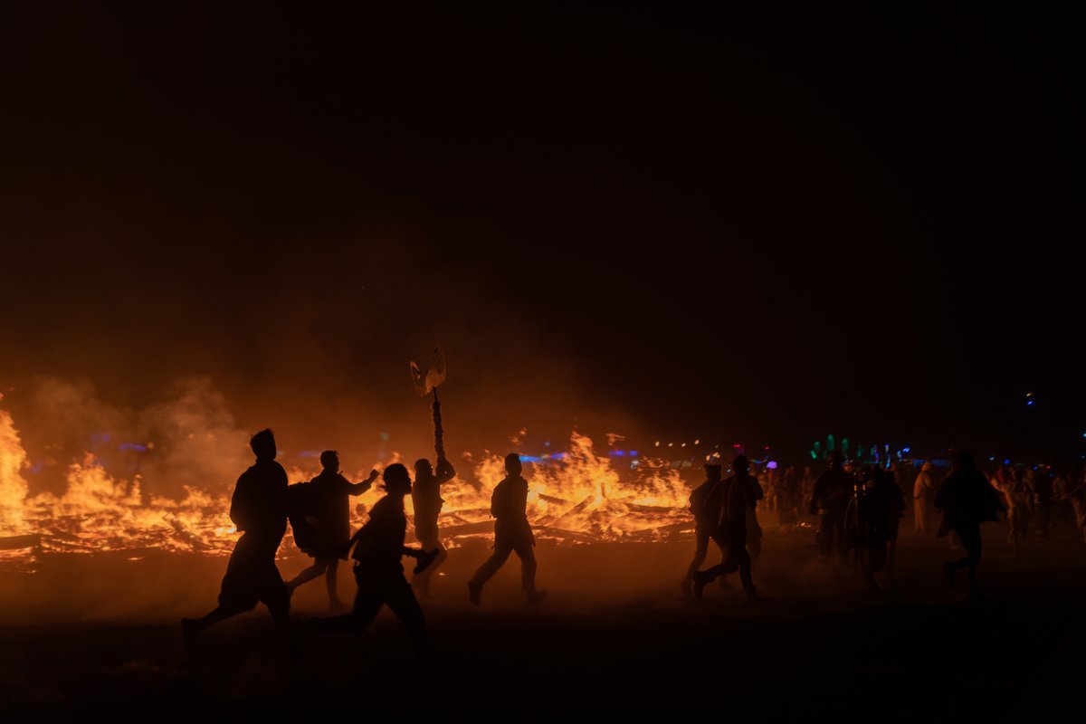 I love it when they release the perimeter and everyone rushes in and circles the fire. The frenetic energy is amazing.
