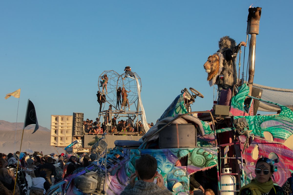 I love the layers of vehicles, art, and people that come and go. Also shout out to the photographer at the top. Nice!