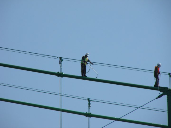 men working on 1000 islands bridge