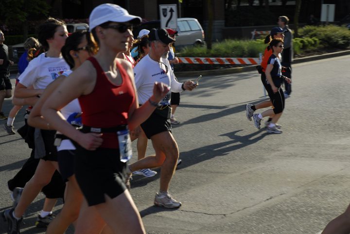 “omg i runnin marathon and textin u”