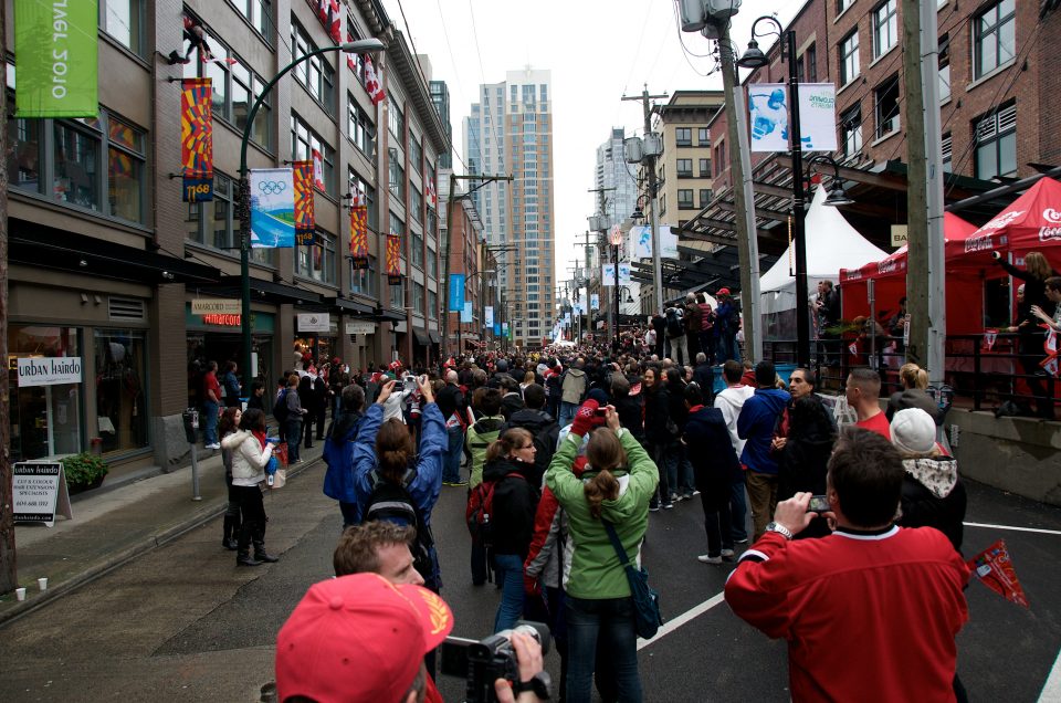 Yaletown Crowd Waits for the Torch