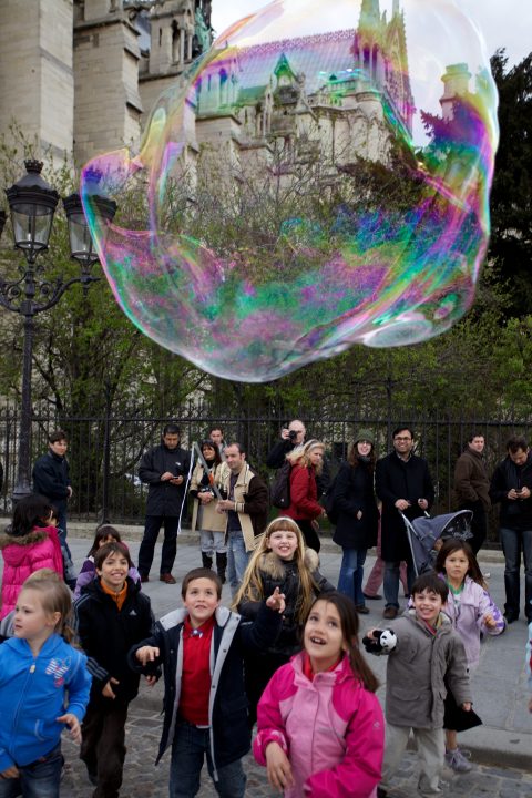 Bubble and Children at Cathédrale Notre Dame