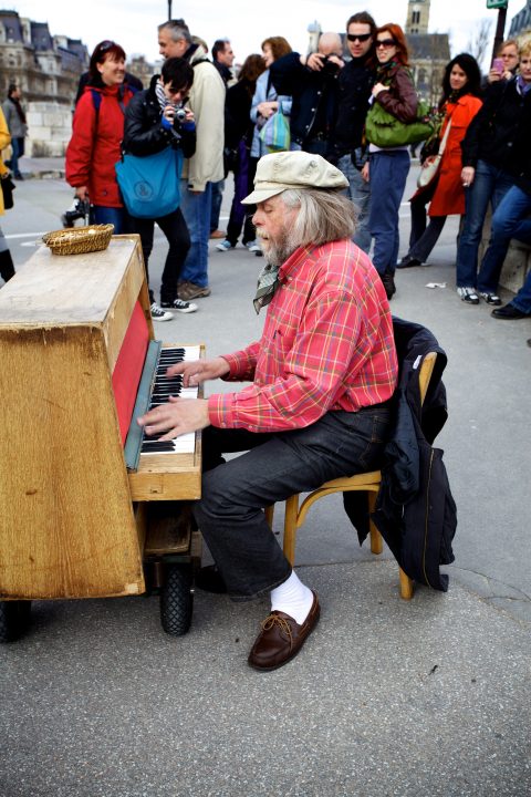Street Musician outside Cathédrale Notre Dame