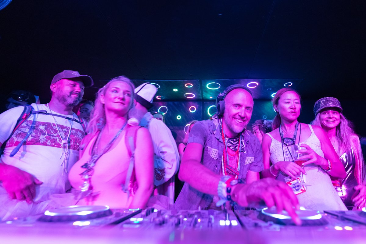 Lee Burridge at DISTRIKT