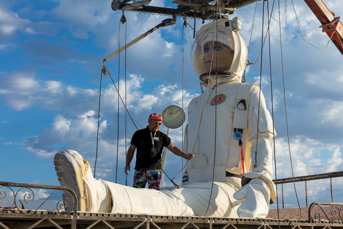 Step Forward by: Miguel Angel Martin Bordera from: Carros de Foc, San Vicente del Raspeig, Alicante, Spain year: 2017  Step Forward transmits the principles of consciousness and neighborly love, increased through Art. Euterpe is a giant teenage girl puppet who walks and talks, interacting with Bu...