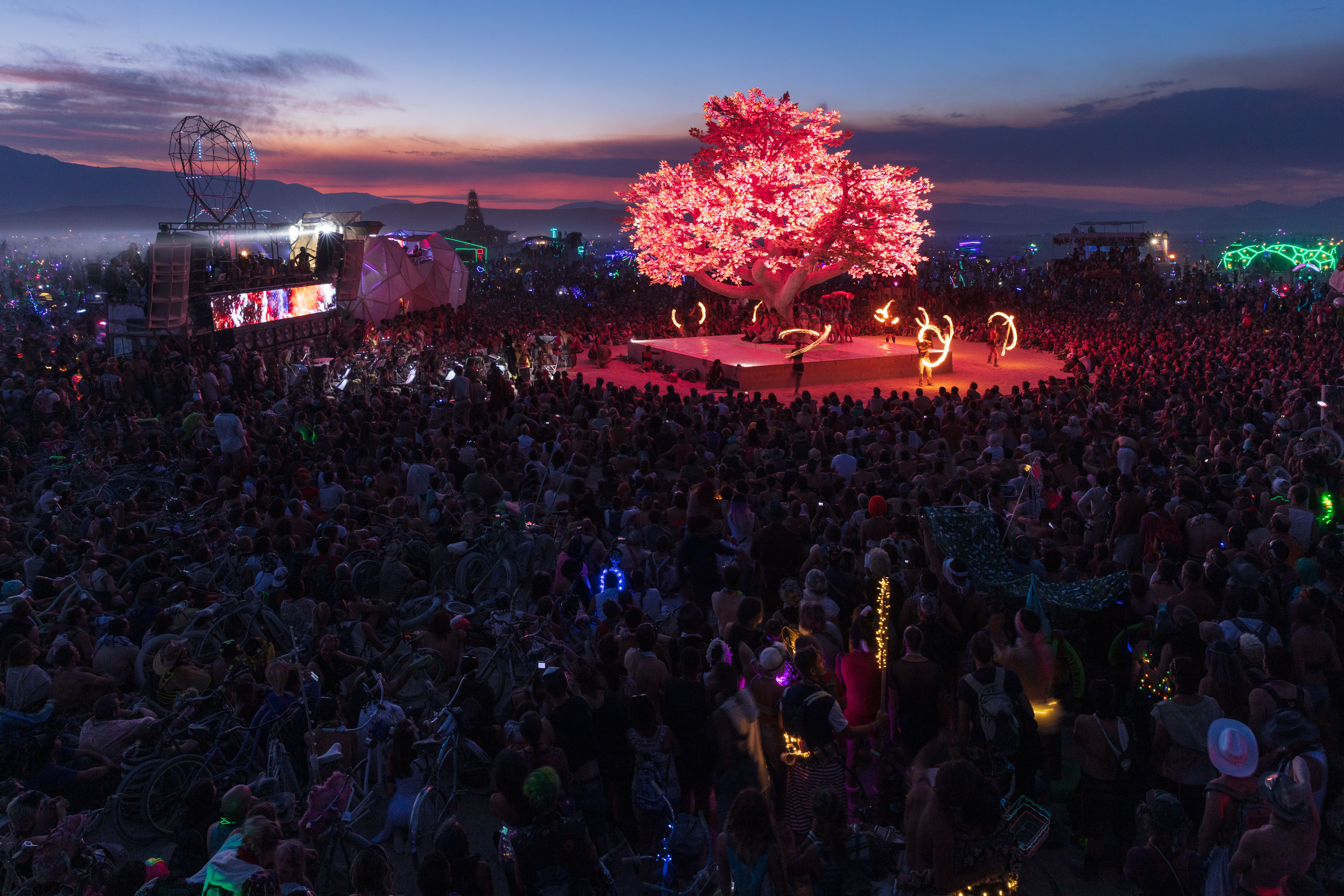 Gold Touches Two-week High As Mushy US Economic Knowledge Keeps Fee Reduce