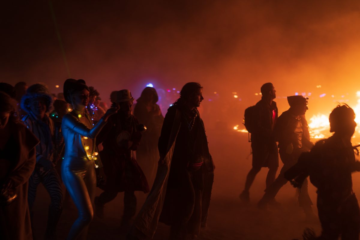 I love it when they release the perimeter and everyone rushes in and circles the fire. The frenetic energy is amazing.