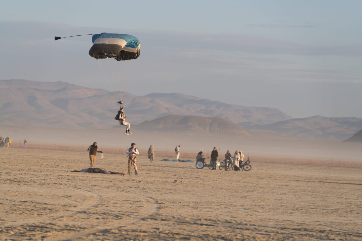 Skydver Landing Deep Playa