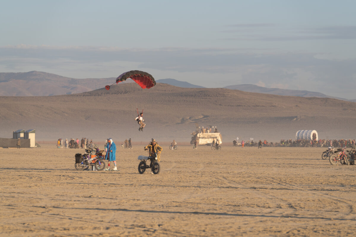 Skydver Landing Deep Playa