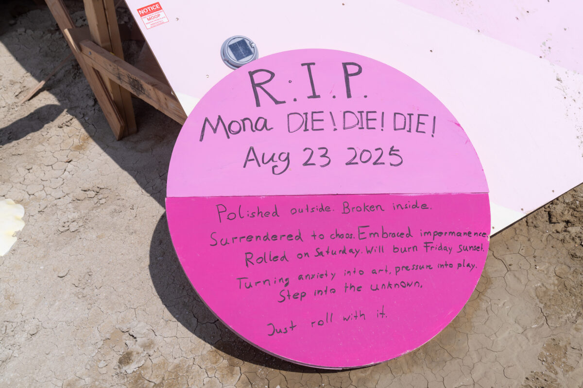 MONA DIE! DIE! DIE! by Miao He and Li Quansheng
