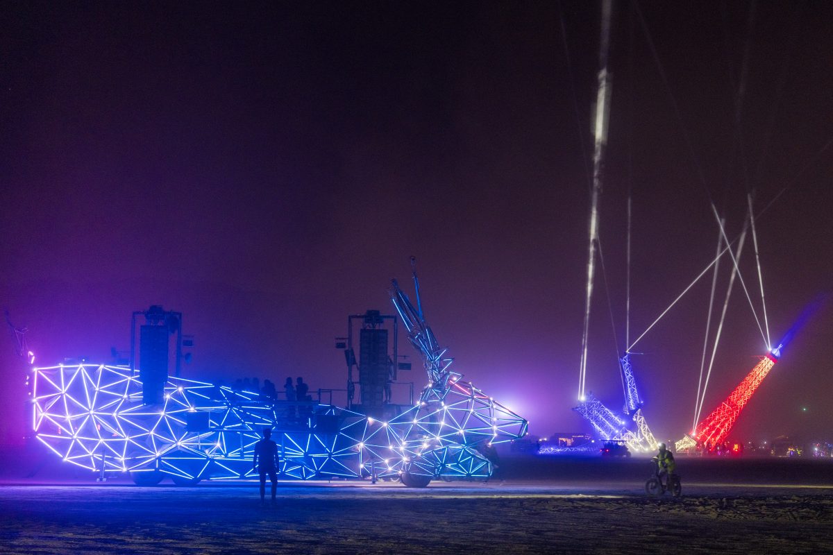 Maxa and EIFFELA BROKEN DREAM (build week) by Philippe Maindron